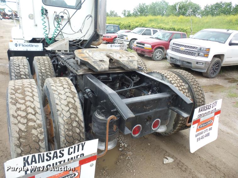 image for item BS9475 2000 Freightliner FLD112 semi truck