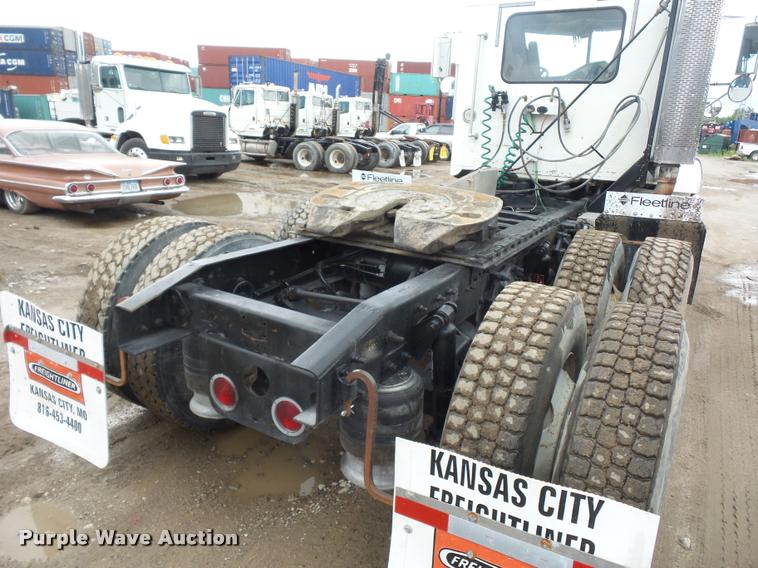 image for item BS9475 2000 Freightliner FLD112 semi truck