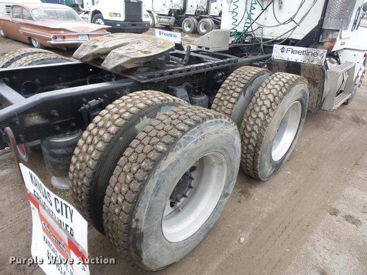 image for item BS9475 2000 Freightliner FLD112 semi truck