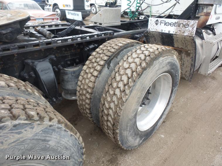 image for item BS9475 2000 Freightliner FLD112 semi truck