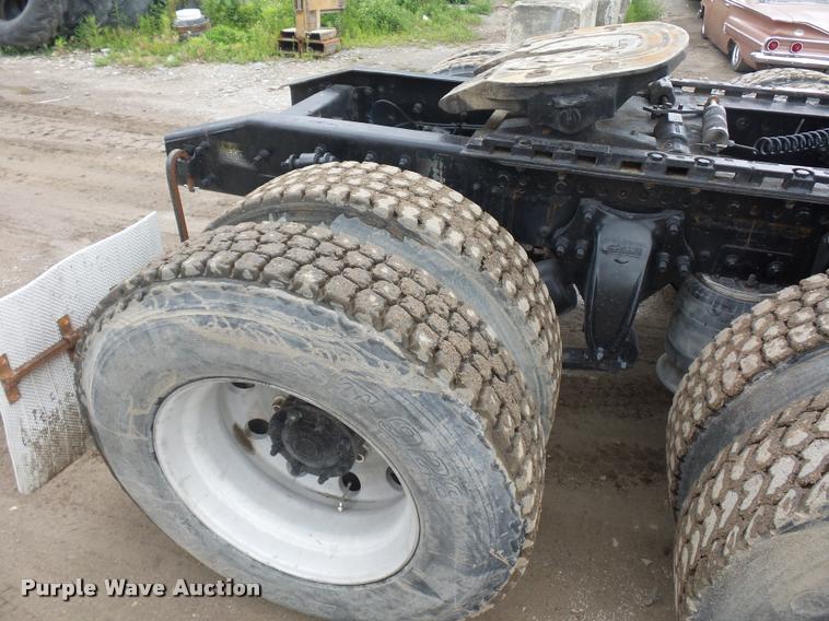 image for item BS9475 2000 Freightliner FLD112 semi truck