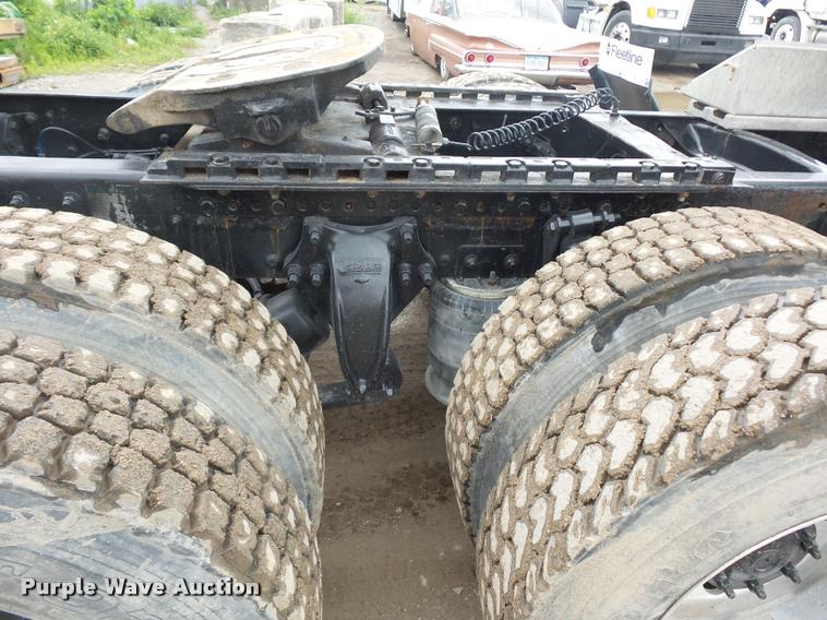 image for item BS9475 2000 Freightliner FLD112 semi truck