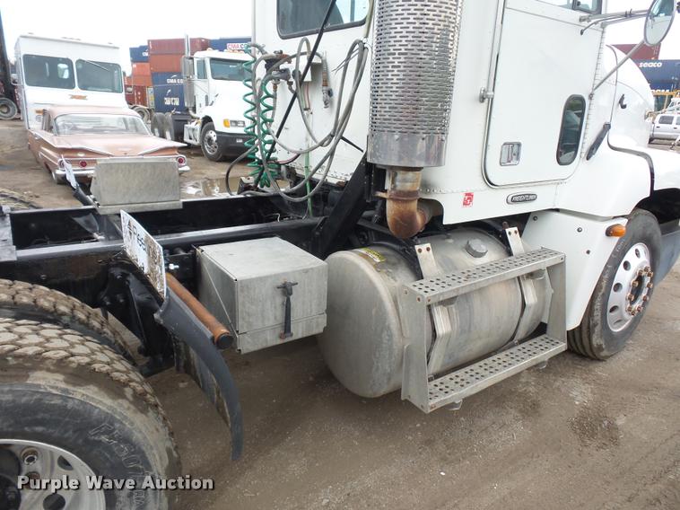 image for item BS9475 2000 Freightliner FLD112 semi truck