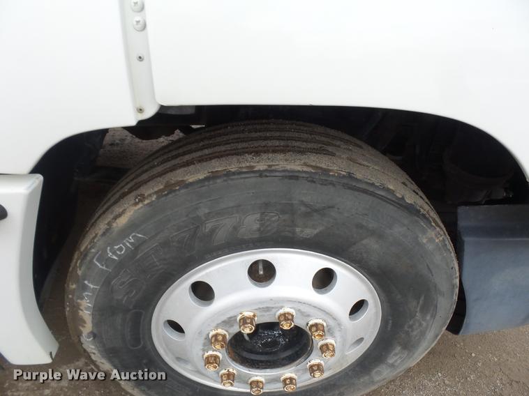 image for item BS9475 2000 Freightliner FLD112 semi truck