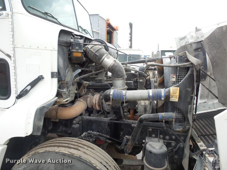 image for item BS9475 2000 Freightliner FLD112 semi truck