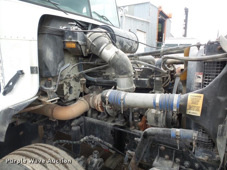 image for item BS9475 2000 Freightliner FLD112 semi truck