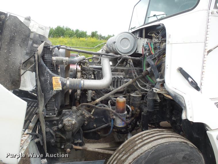 image for item BS9475 2000 Freightliner FLD112 semi truck