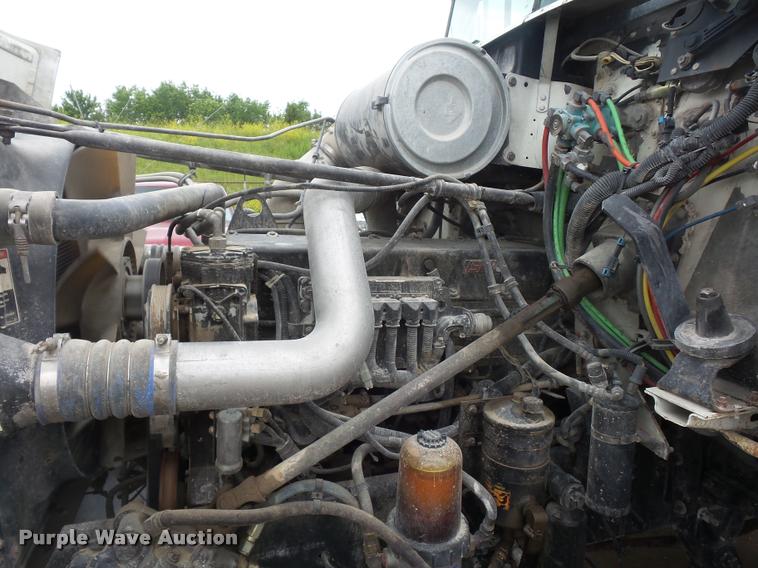 image for item BS9475 2000 Freightliner FLD112 semi truck