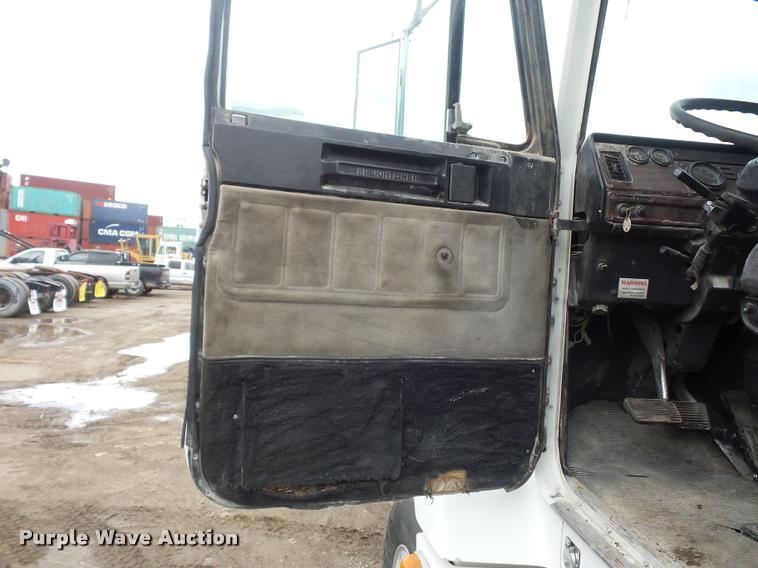 image for item BS9475 2000 Freightliner FLD112 semi truck
