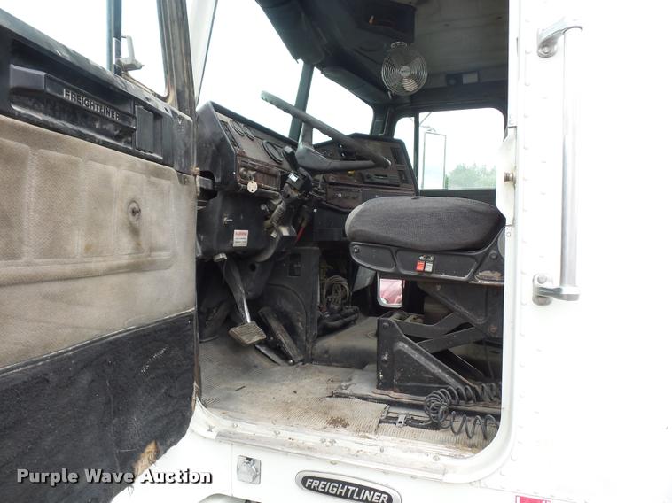 image for item BS9475 2000 Freightliner FLD112 semi truck