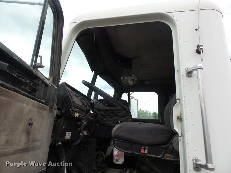 image for item BS9475 2000 Freightliner FLD112 semi truck