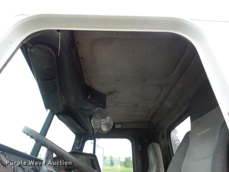 image for item BS9475 2000 Freightliner FLD112 semi truck