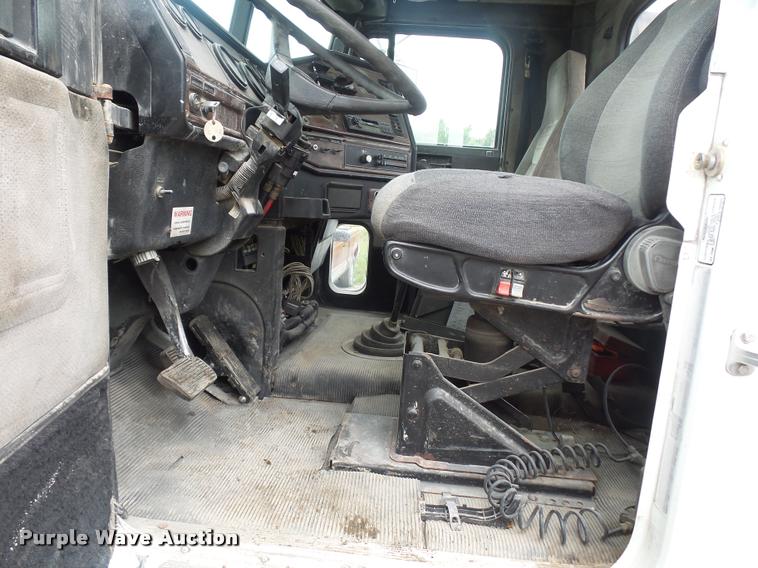 image for item BS9475 2000 Freightliner FLD112 semi truck