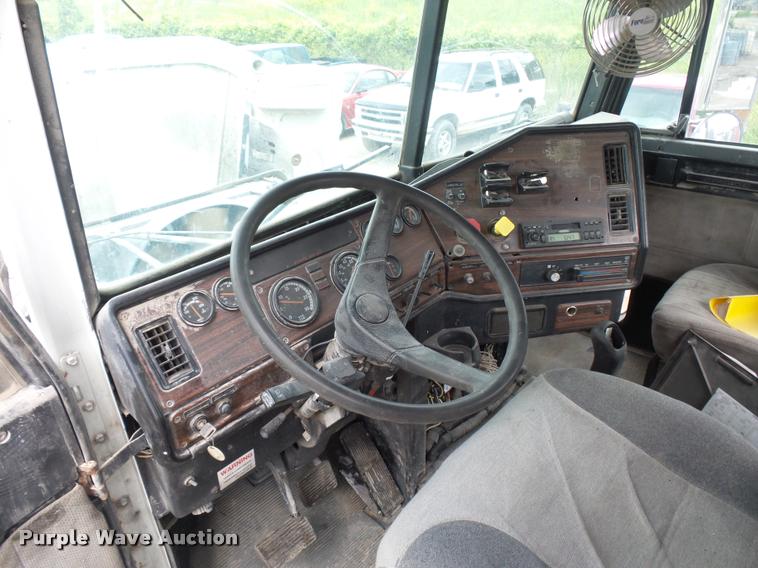 image for item BS9475 2000 Freightliner FLD112 semi truck