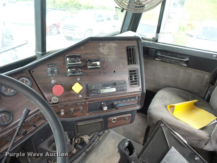 image for item BS9475 2000 Freightliner FLD112 semi truck