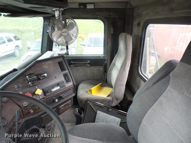 image for item BS9475 2000 Freightliner FLD112 semi truck