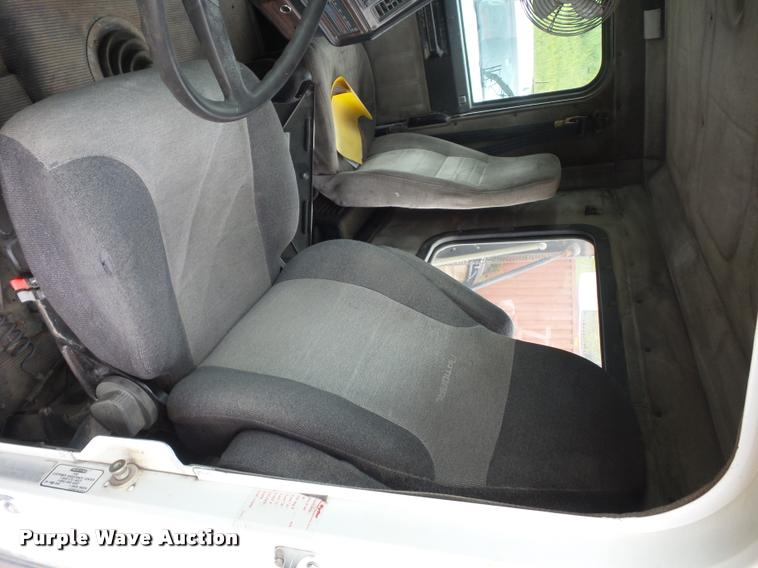 image for item BS9475 2000 Freightliner FLD112 semi truck