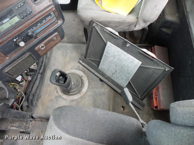 image for item BS9475 2000 Freightliner FLD112 semi truck