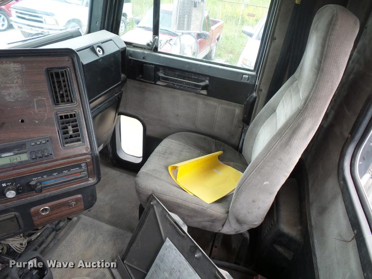 image for item BS9475 2000 Freightliner FLD112 semi truck