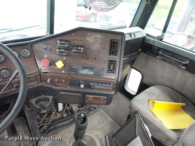 image for item BS9475 2000 Freightliner FLD112 semi truck