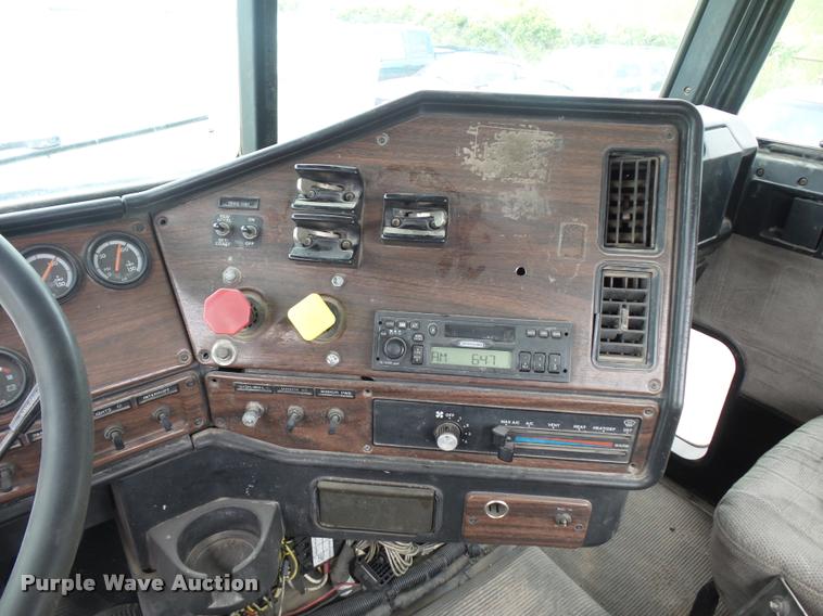 image for item BS9475 2000 Freightliner FLD112 semi truck