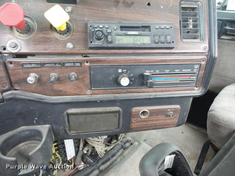 image for item BS9475 2000 Freightliner FLD112 semi truck