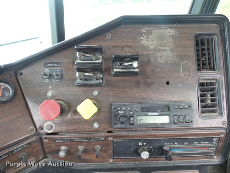 image for item BS9475 2000 Freightliner FLD112 semi truck