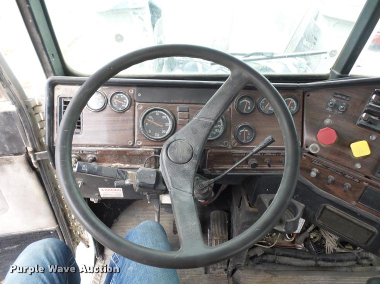 image for item BS9475 2000 Freightliner FLD112 semi truck