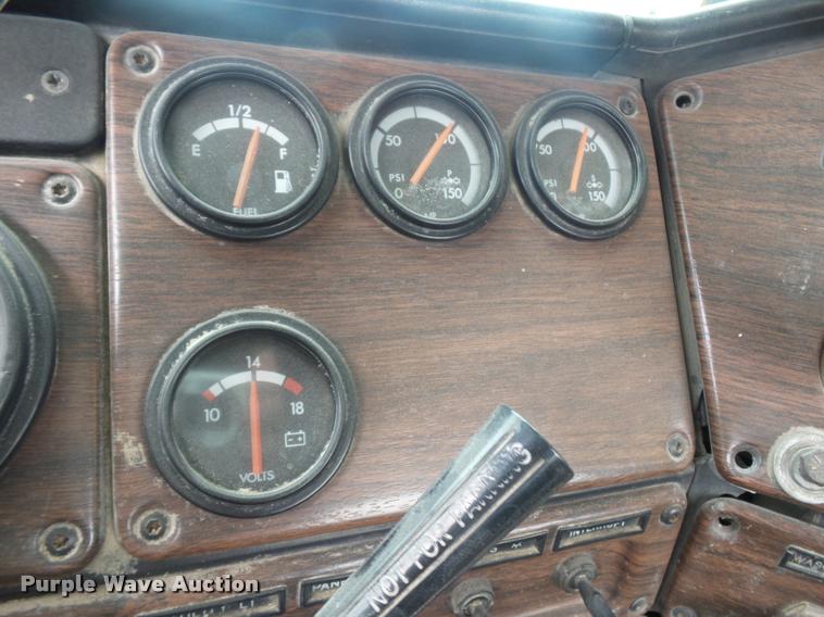 image for item BS9475 2000 Freightliner FLD112 semi truck