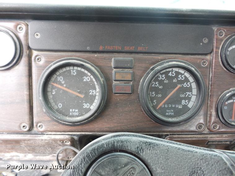 image for item BS9475 2000 Freightliner FLD112 semi truck