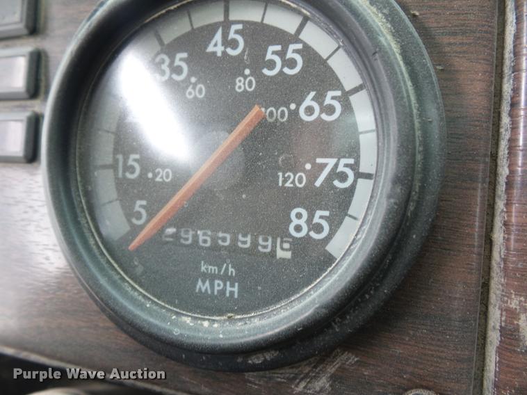 image for item BS9475 2000 Freightliner FLD112 semi truck