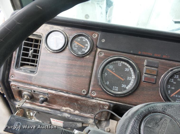 image for item BS9475 2000 Freightliner FLD112 semi truck