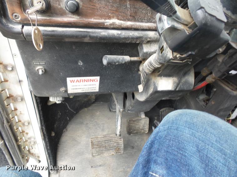 image for item BS9475 2000 Freightliner FLD112 semi truck