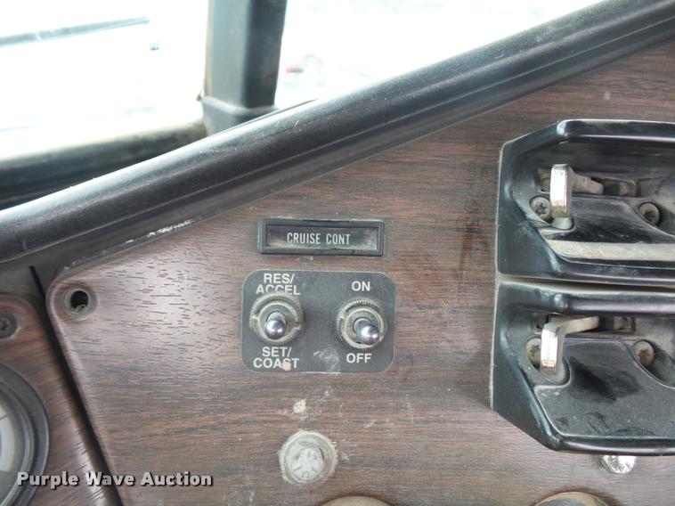 image for item BS9475 2000 Freightliner FLD112 semi truck