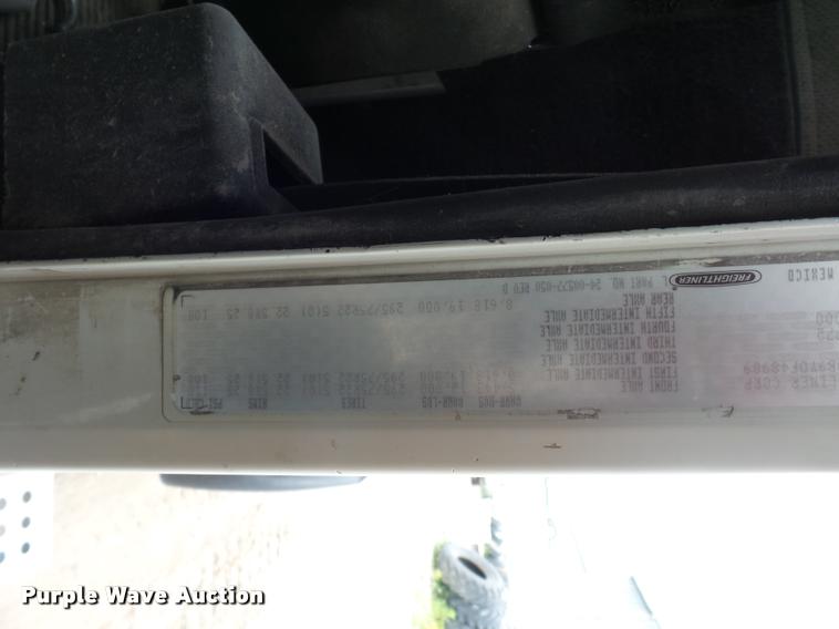 image for item BS9475 2000 Freightliner FLD112 semi truck