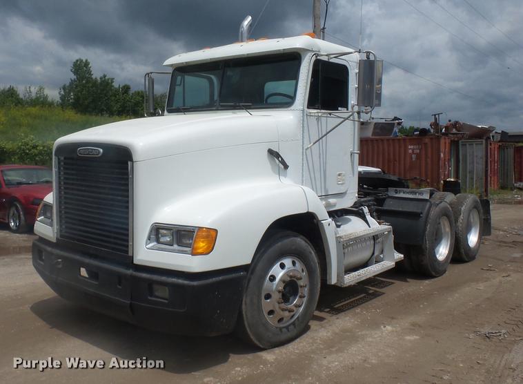 image for item BS9476 2000 Freightliner FLD112 semi truck