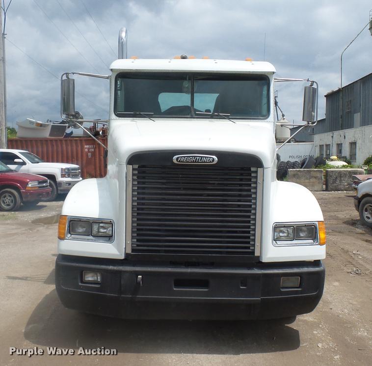 image for item BS9476 2000 Freightliner FLD112 semi truck