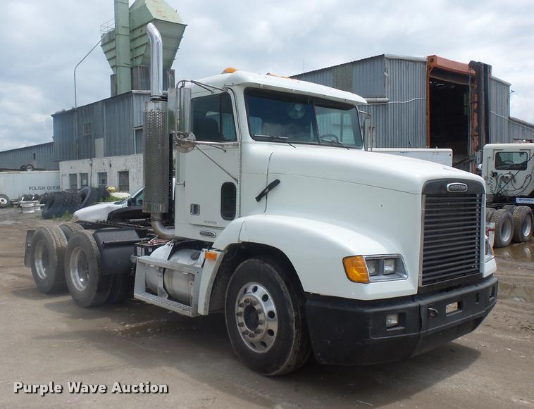 image for item BS9476 2000 Freightliner FLD112 semi truck