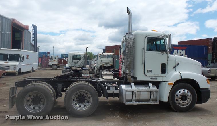 image for item BS9476 2000 Freightliner FLD112 semi truck