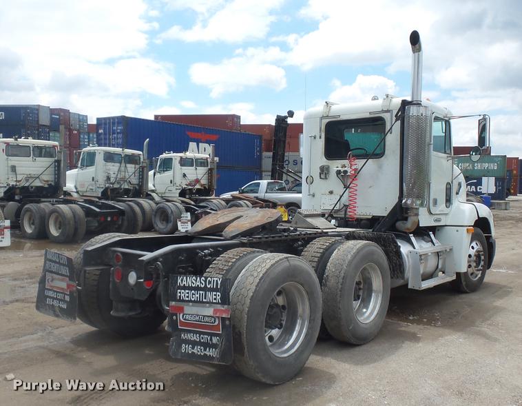 image for item BS9476 2000 Freightliner FLD112 semi truck