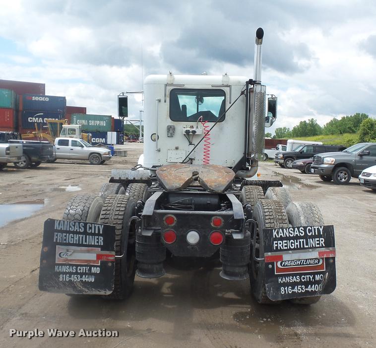 image for item BS9476 2000 Freightliner FLD112 semi truck