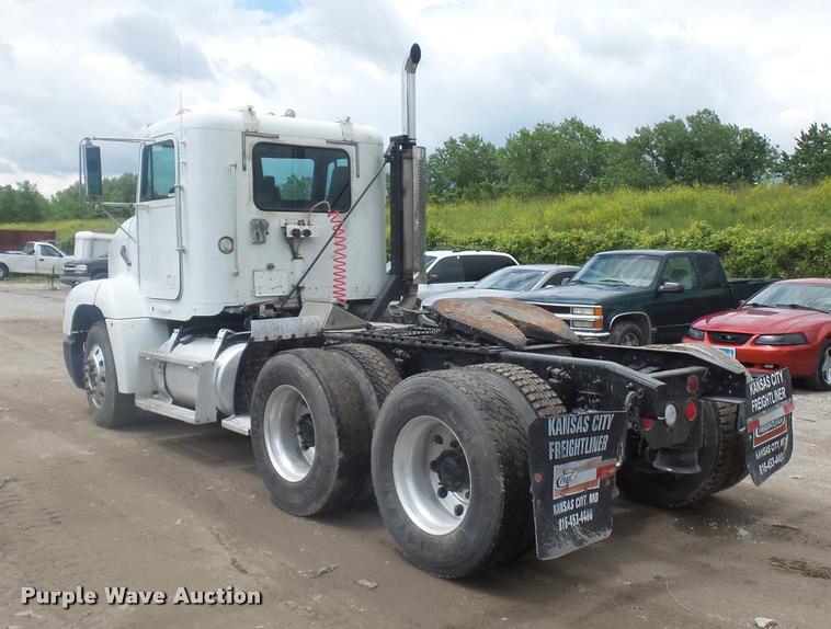 image for item BS9476 2000 Freightliner FLD112 semi truck