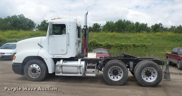 image for item BS9476 2000 Freightliner FLD112 semi truck