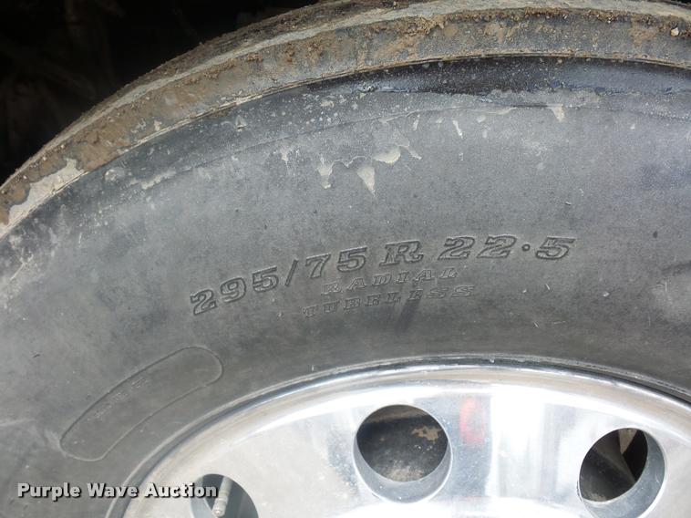 image for item BS9476 2000 Freightliner FLD112 semi truck