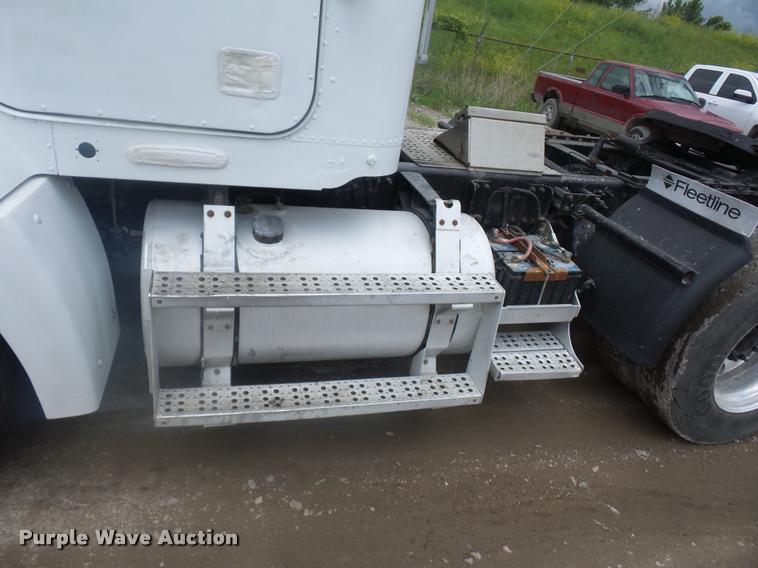 image for item BS9476 2000 Freightliner FLD112 semi truck