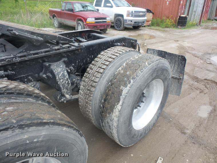 image for item BS9476 2000 Freightliner FLD112 semi truck