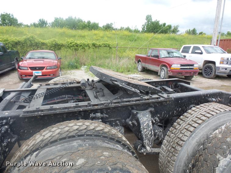 image for item BS9476 2000 Freightliner FLD112 semi truck