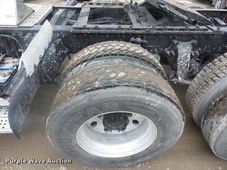 image for item BS9476 2000 Freightliner FLD112 semi truck