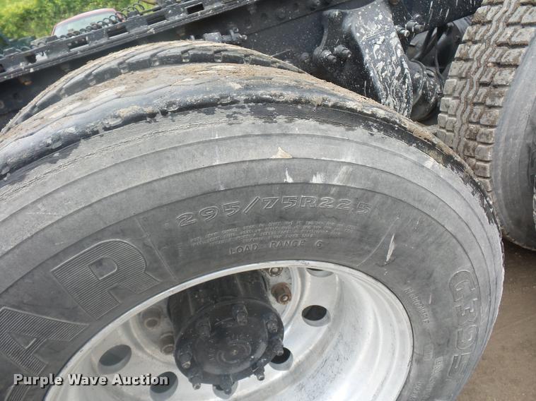 image for item BS9476 2000 Freightliner FLD112 semi truck