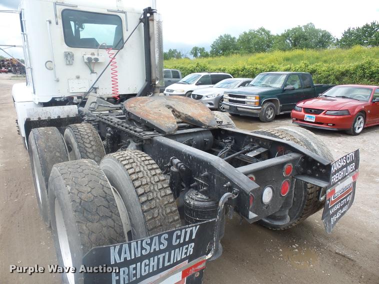 image for item BS9476 2000 Freightliner FLD112 semi truck